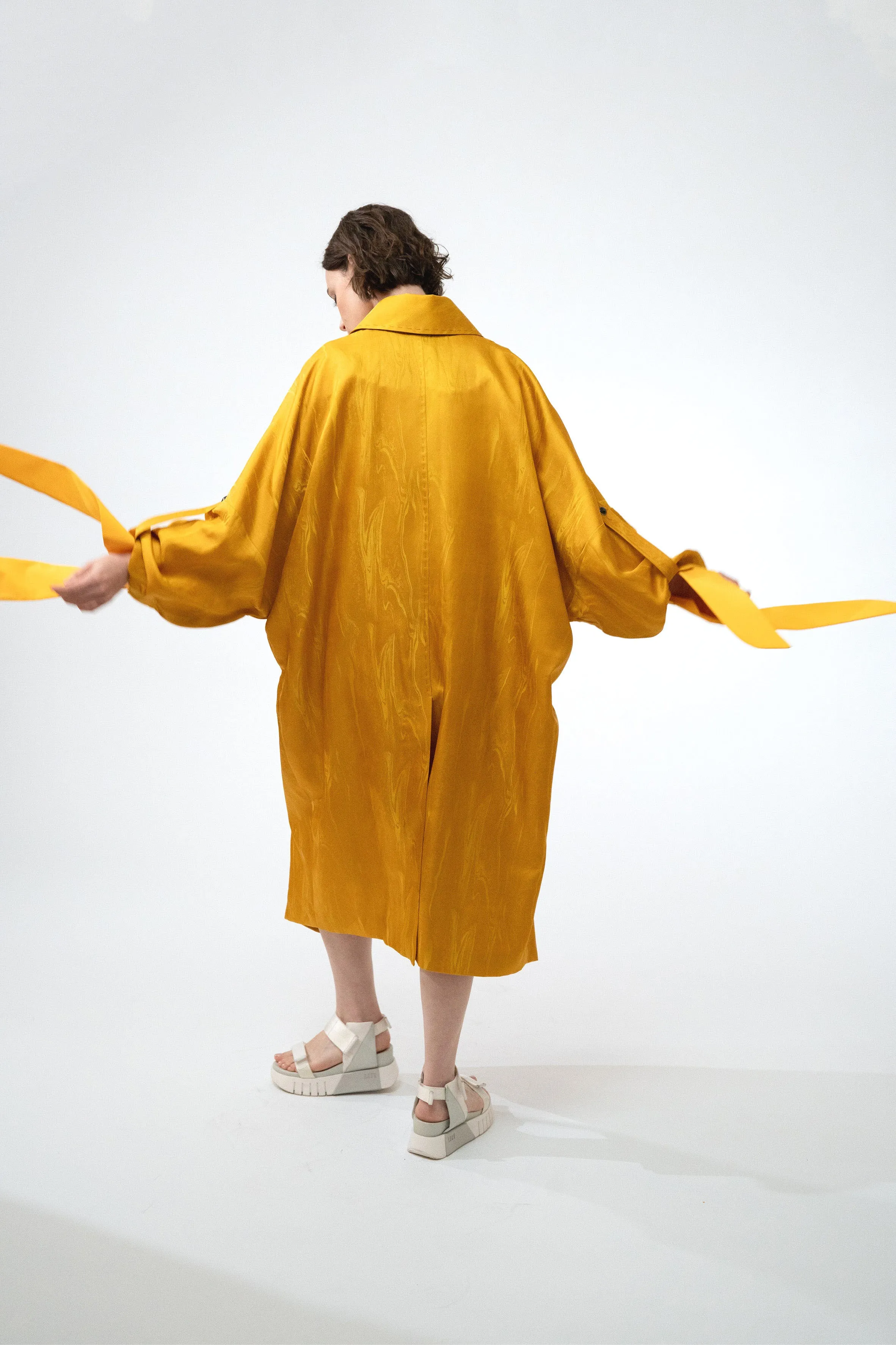 LINQ yellow marble - silk oversize fluid coat